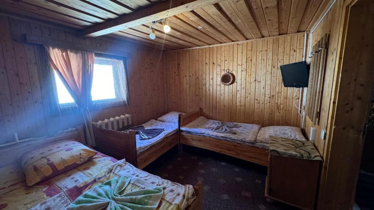 Чотиримісний номер економ-класу зі спільною ванною кімнатою